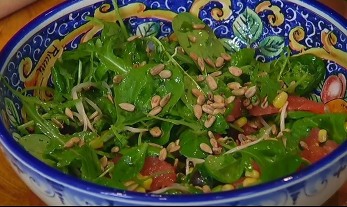 Салат с грейпфрутом, орехами и оливками   