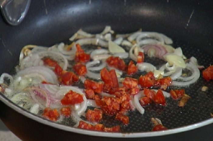 Пенне с острыми колбасками и сладким перцем 