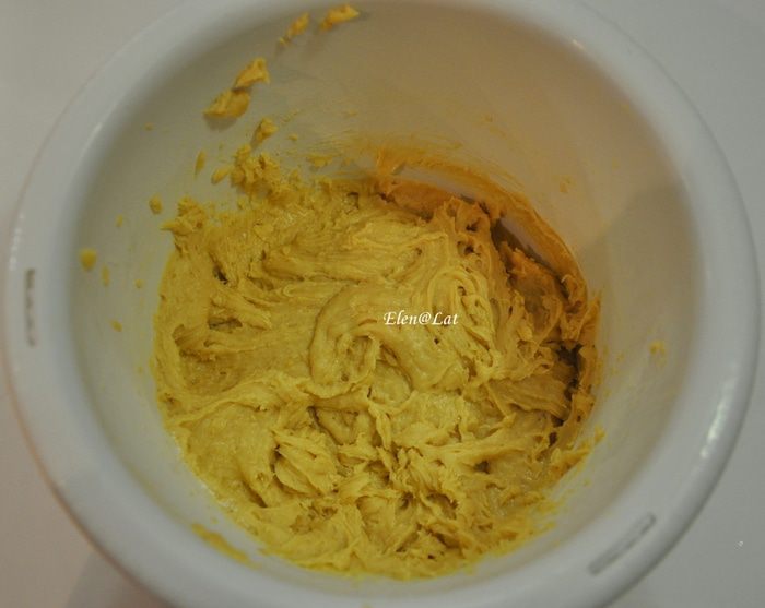 Карамельный кекс с шоколадом и орехами