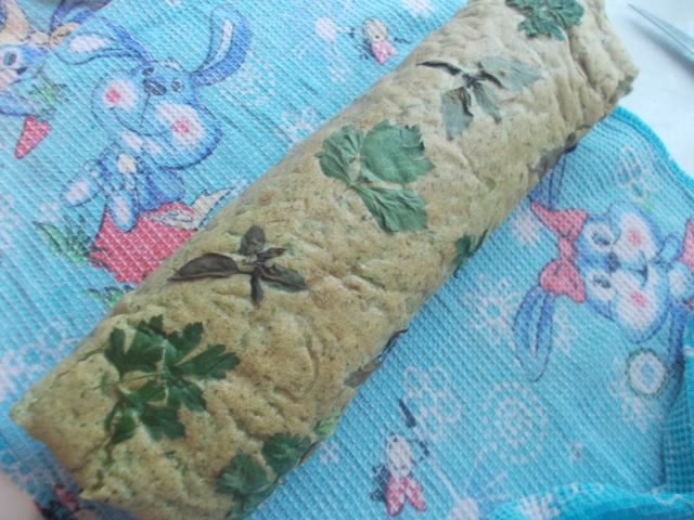 Рулет из кабачкового теста с начинкой из овощей, мяса и сыра