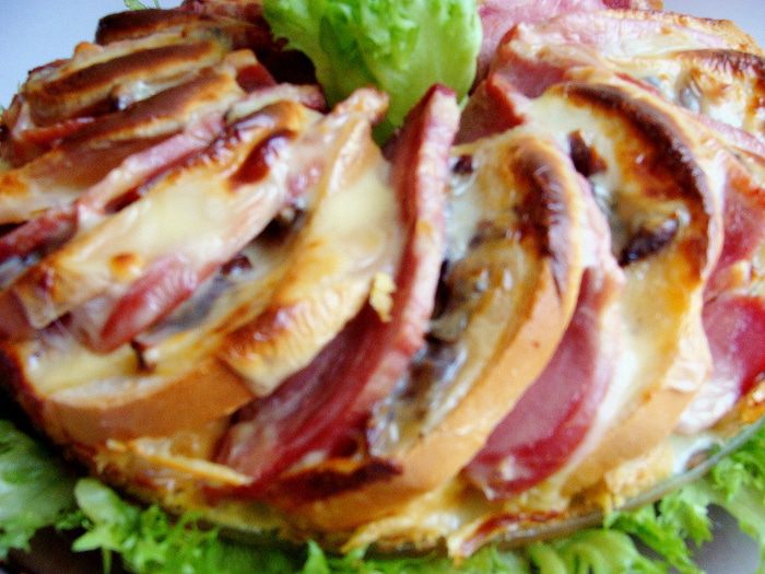 Яичный коблер с мясом и пряными вялеными помидорками