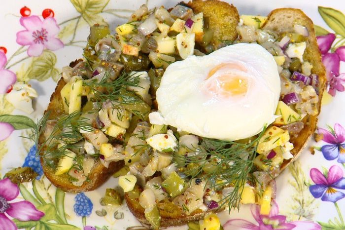 Бутерброды с сельдью, яблоком и яйцом пашот 