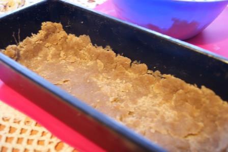 Пирог с кедровыми орешками и медовым заварным кремом