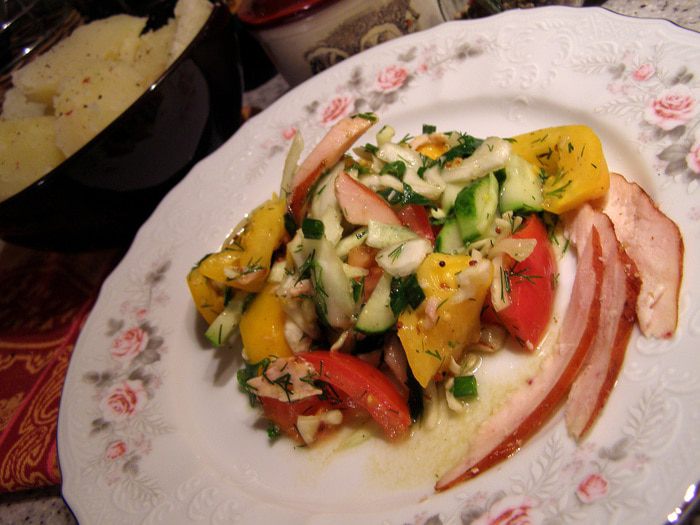 Салат из свежих овощей и копчёной куриной грудки