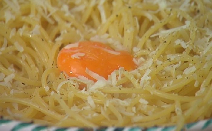 Спагетти карбонара с желтками пашот