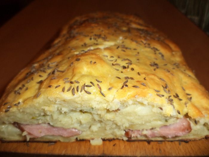 Картофельный рулет с колбаской