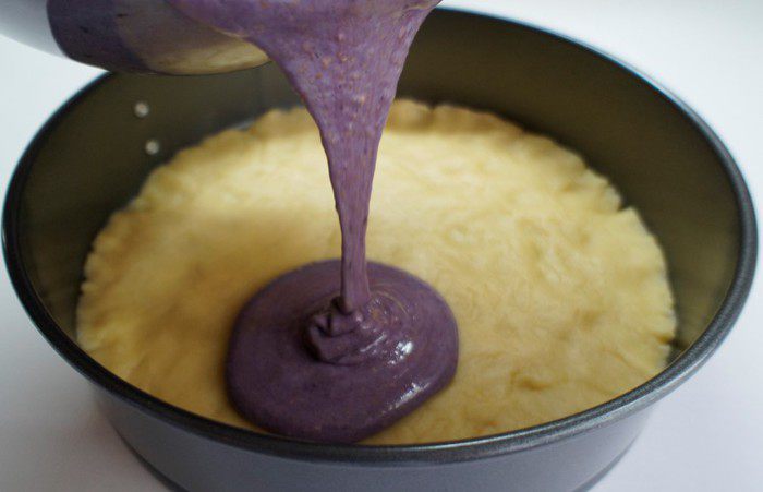 Воздушный кунжутный пирог с черникой