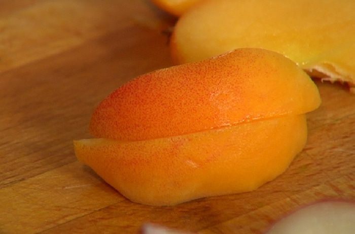 Слоеные ушки с персиковым соусом 