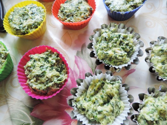 Закусочные кабачковые кексы с творогом, сыром и зеленью