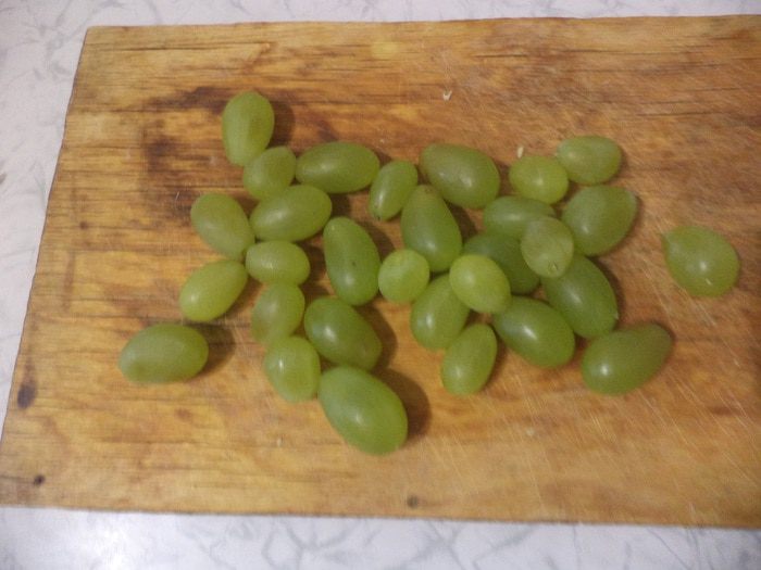 Салат из пекинской капусты, винограда и сыра