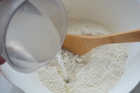 Пшенично-ржаной хлеб с изюмом и орехами