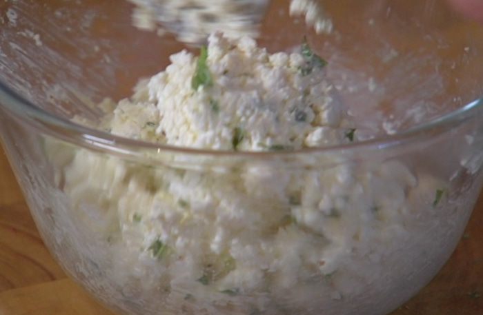 Салат с малиной и гренками с творожной начинкой 