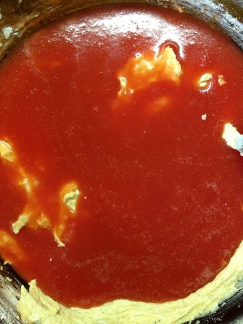 Пряный томатный пирог под нежной глазурью из сливочного сыра