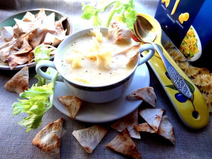 Сырно-макаронный суп и чипсы из лаваша