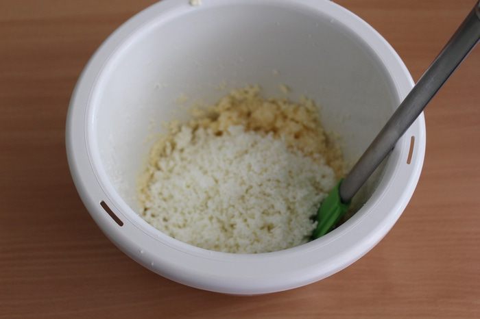 Кекс с творогом, грушей и грецким орехом