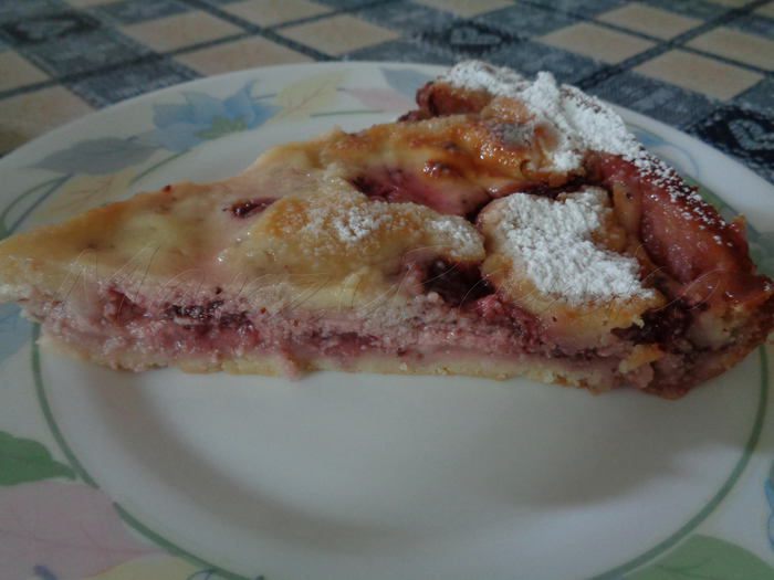 Ягодный пирог в нежной молочной заливке