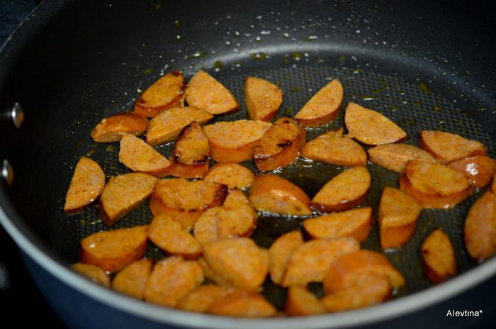 Лепешки с колбасой чоризо