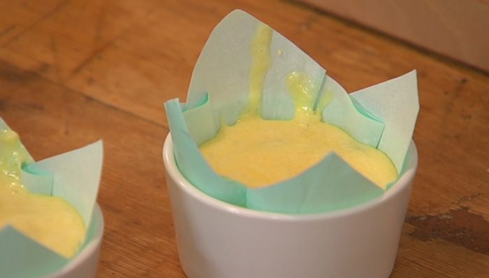 Суфле с горошком, грюйером и розовым перцем