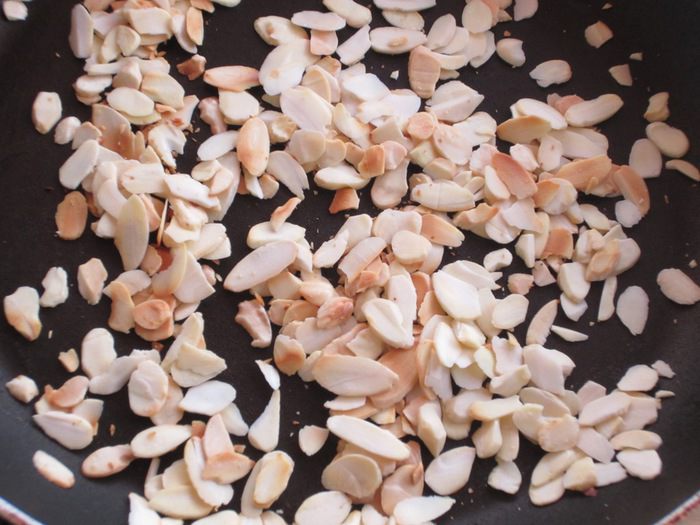 Кростата с клубникой и миндальным заварным кремом