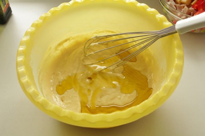 Кекс с варено-копченой куриной грудкой, сыром и сладким перцем