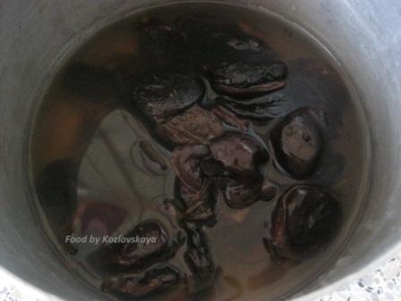 Вареники с черносливом, грецкими орехами и медом