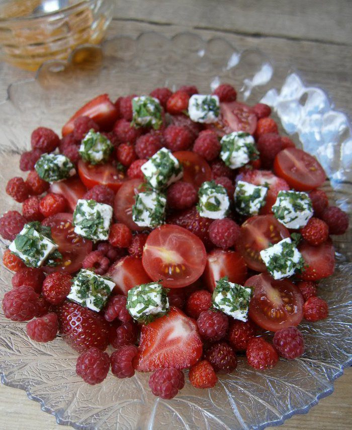 Летний ягодный салат с черри и брынзой