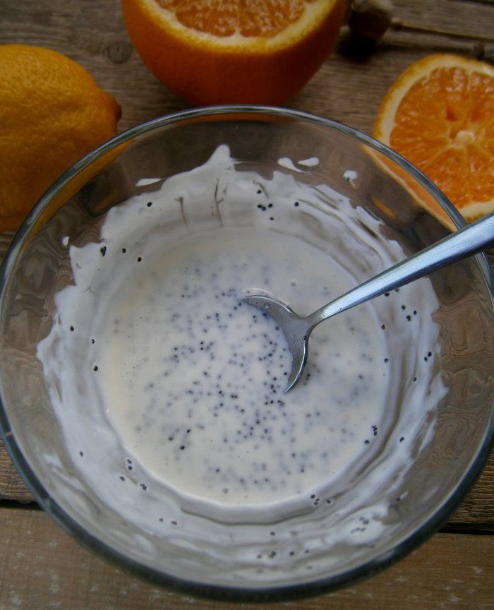 Салат с апельсином, грибами, помидором и маковым соусом