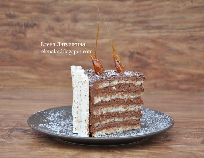 Миндальный торт с шоколадным муссом, безе и карамелью