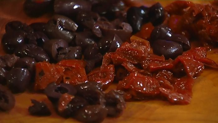 Хлеб с оливками и вялеными помидорами 