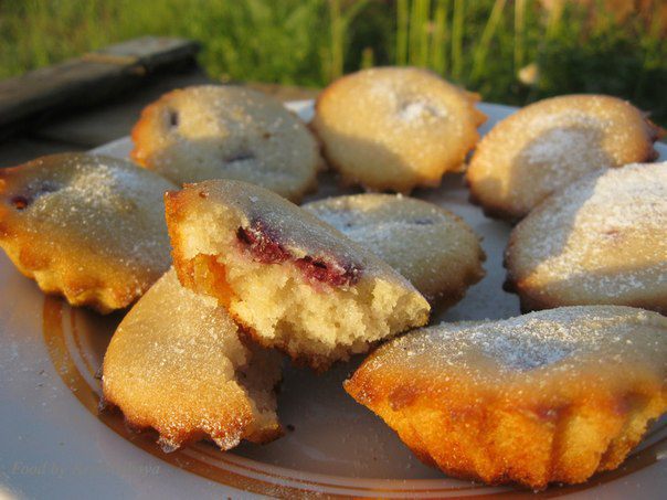 Летние кексы с вишней на сыворотке