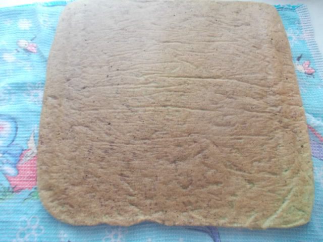 Рулет из кабачкового теста с начинкой из овощей, мяса и сыра