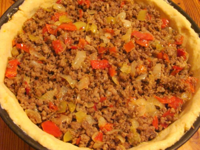 Мясной пирог с моцареллой на картофельном тесте