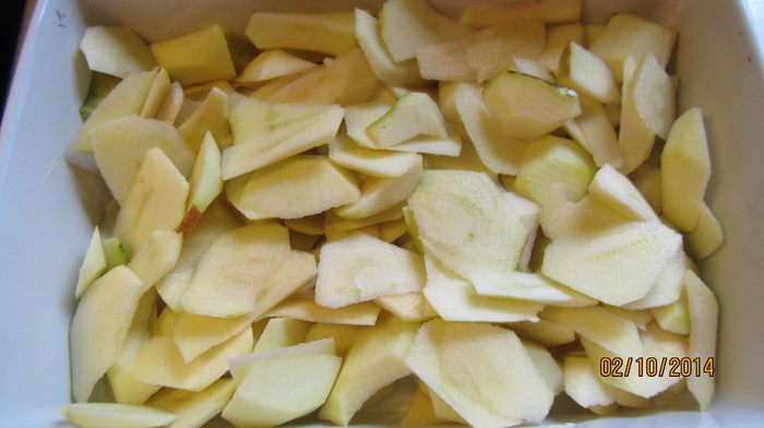 Яблочная запеканка с изюмом и миндалем