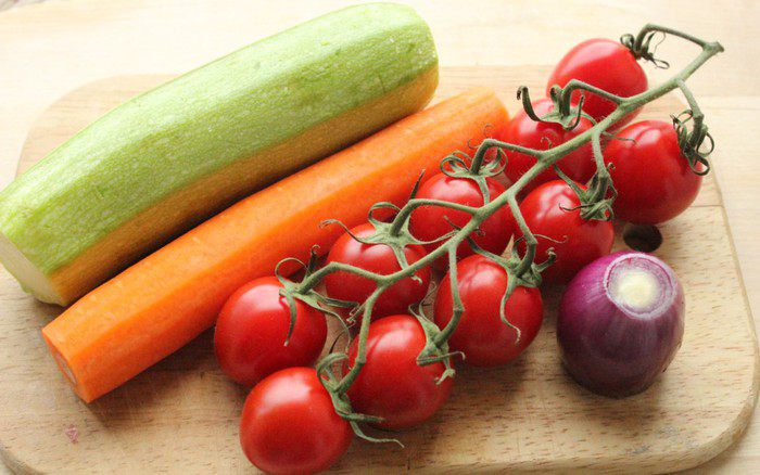 Теплый салат с пастой джирандоле и запеченными овощами