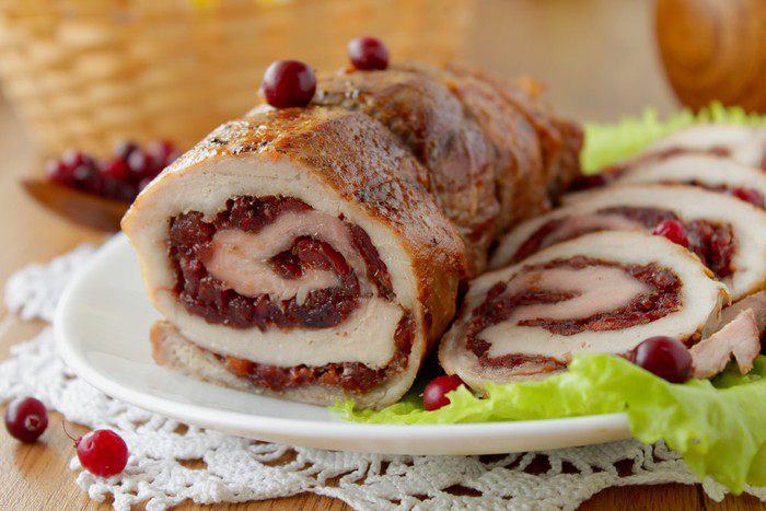 Рулет из свинины с вяленой клюквой