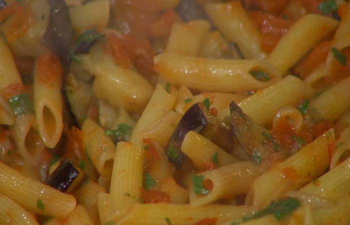 Пенне с баклажанами, помидорами и сулугуни