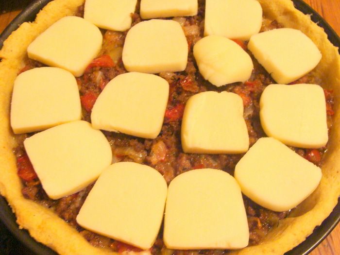 Мясной пирог с моцареллой на картофельном тесте