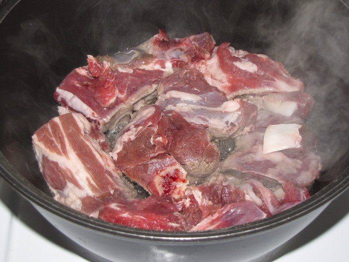 Бараньи ребрышки, томленные под луком