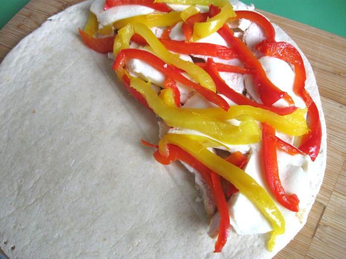 Тортилья с курицей, помидорами и сыром