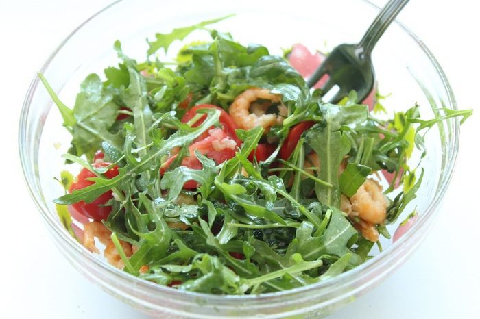 Салат с руколой и креветками
