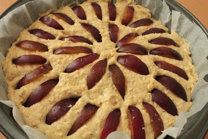 Творожно-ореховый пирог со сливами