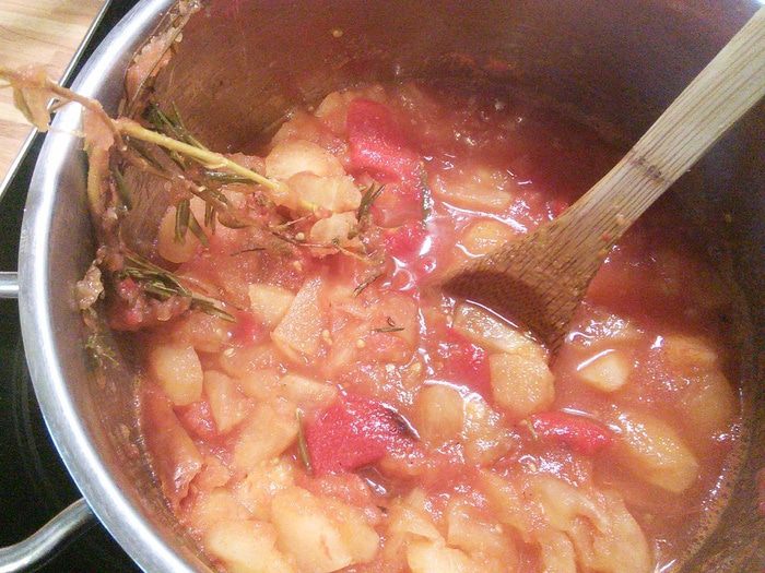 Домашний томатно-яблочный кетчуп со свежими пряными травами