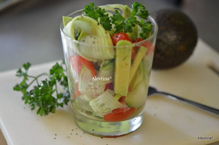 Диетический салат с авокадо