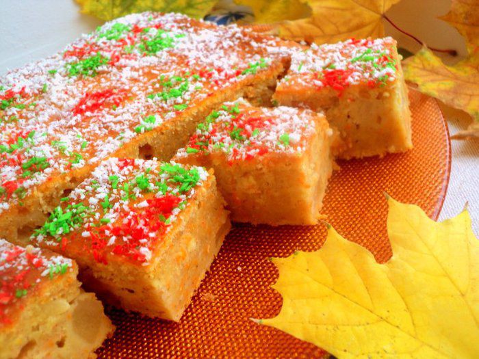 Морковный пряный пирог с фруктами