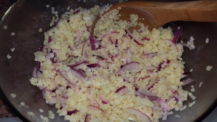 Жареный лосось с гарниром из кускуса с черри и красным луком