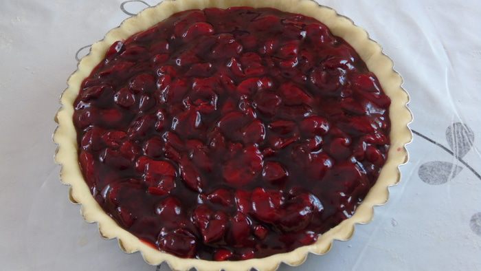 Сметанный тарт с вишней и вином