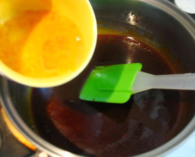 Карамельный медовик с клубникой