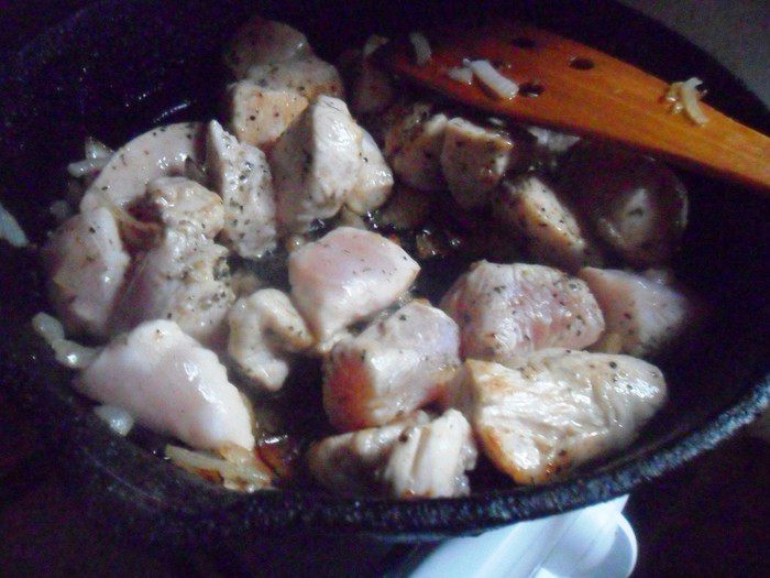 Куриное филе с фасолью в томатном соусе