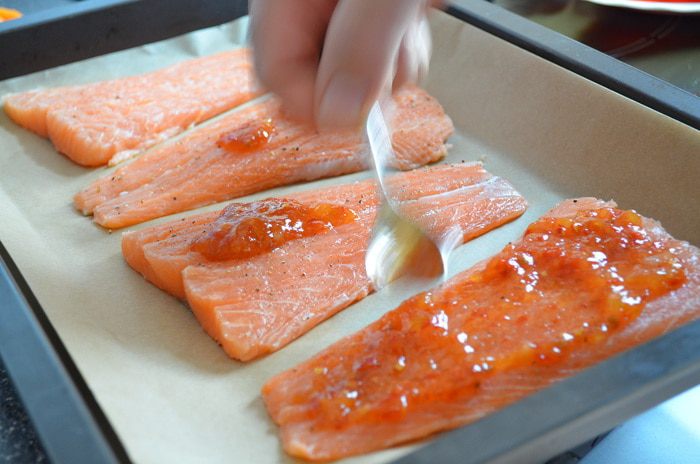 Семга с пряной карамелью и овощами