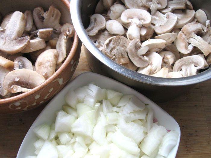 Пирог из заварного теста с грибами